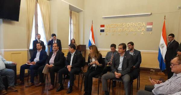 La Nación / Centrales obreras se reunirán con el Gobierno para buscar alternativa de solución al problema del IPS