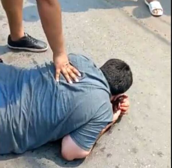 Vecinos reducen a un conocido robacoches y lo entregan a la Policía - Policiales - ABC Color