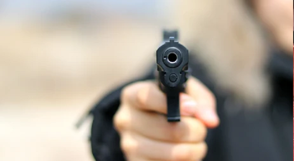 A balazos cobradores exigen pago de deuda a una mujer - Noticiero Paraguay
