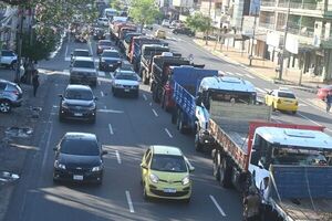 Camioneros insisten en que combustibles deben bajar G. 1.500 para toda la población - Nacionales - ABC Color