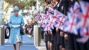 Isabel II, icono de moda con fórmula de abrigo, vestido, sombrero y bolso