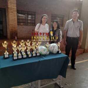 Municipalidad hizo entrega de ornamentos deportivos para los torneos en escuelas - Radio Imperio