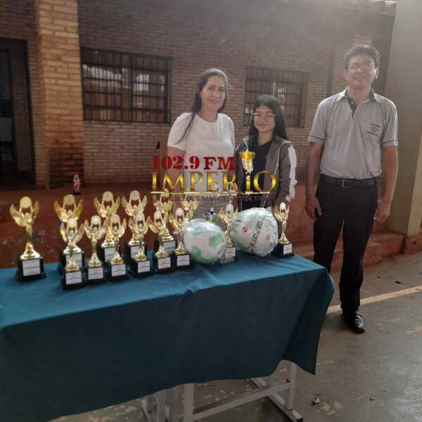 Municipalidad hizo entrega de ornamentos deportivos para los torneos en escuelas - Radio Imperio