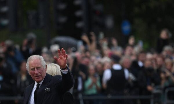 “Dios salve al Rey”: una multitud recibe a Carlos III en Buckingham