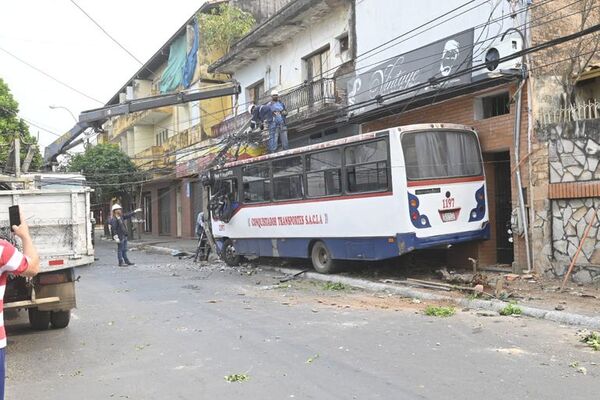 Bus perdió el control y subió a vereda sobre avenida Quinta - Nacionales - ABC Color
