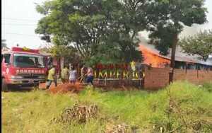 Vivienda fue destruida a causa de un incendio en barrio Obrero - Radio Imperio