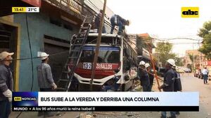 Bus perdió el control y subió a vereda sobre avenida Quinta - ABC Noticias - ABC Color