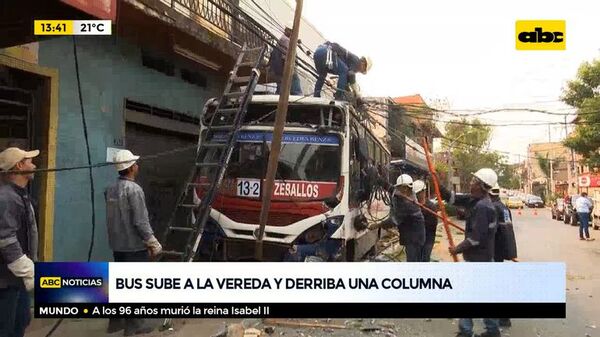 Bus perdió el control y subió a vereda sobre avenida Quinta - ABC Noticias - ABC Color