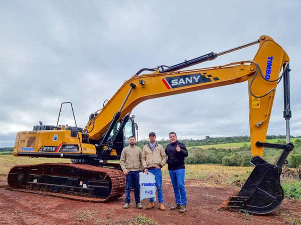 TIMBO realizó la entrega de una excavadora SANY SY215C a ANDREAS SCHNEIDER