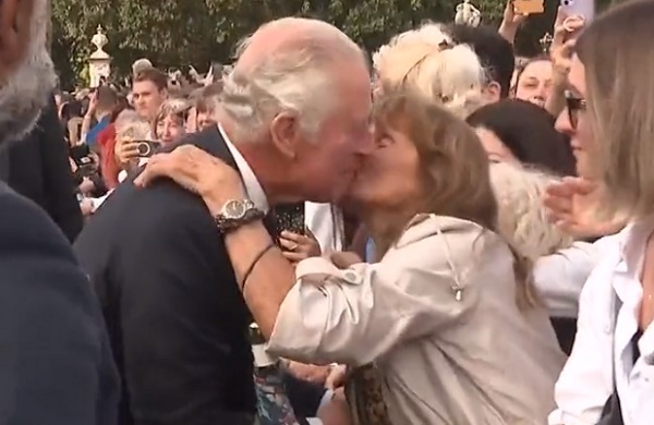 Mujer sorprende y besa al Rey Carlos III