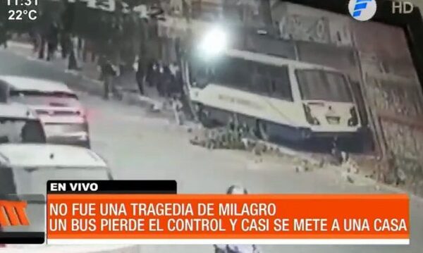 Bus pierde el control y casi ocurre una tragedia | Telefuturo