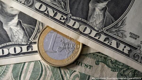 El euro recupera la paridad con el dólar tras la subida de tipos del BCE - Revista PLUS