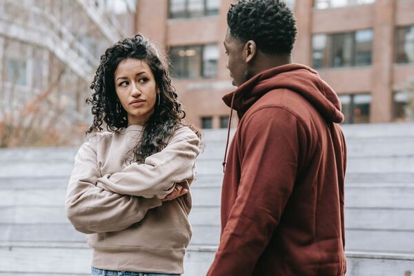 Negging: los “piropos” negativos que afectan el autoestima