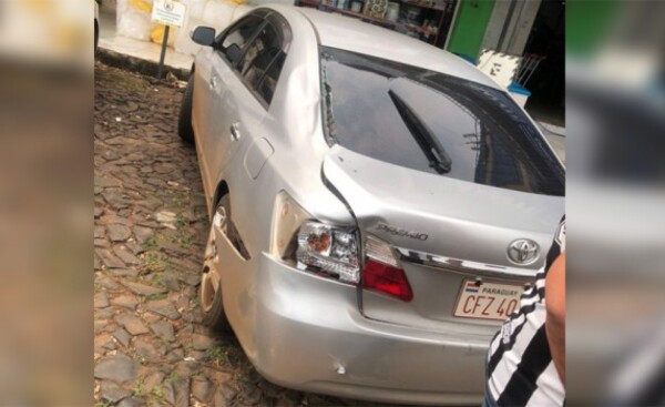 Motociclista sufre lesiones tras chocar contra un auto en un semáforo