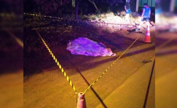 Choque entre moto y auto deja como saldo un muerto