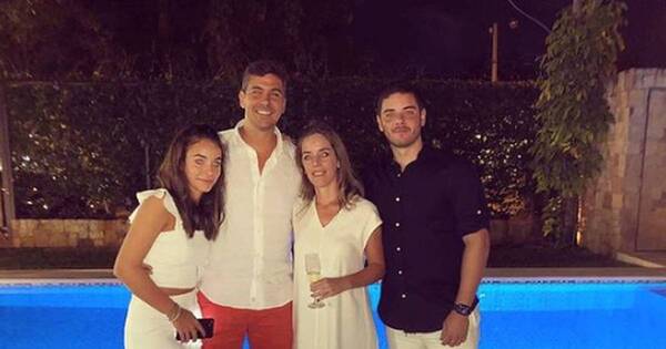 La Nación / Se casó con su primera novia, fue padre a los 17 y 25 años después ya está listo para ser abuelo: la historia de amor de Santi Peña