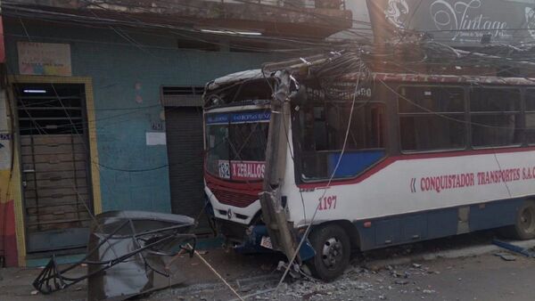 Pasajeros viven momentos de terror tras choque de un bus