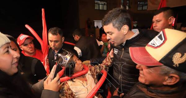 La Nación / Fiesta, algarabía y gran apoyo: así se vivió el paso de Santi Peña por Sapucái