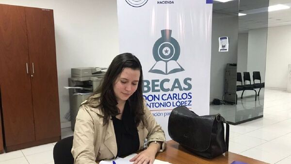Irá becada a Londres y agradeció a su papá taxista y mamá enfermera