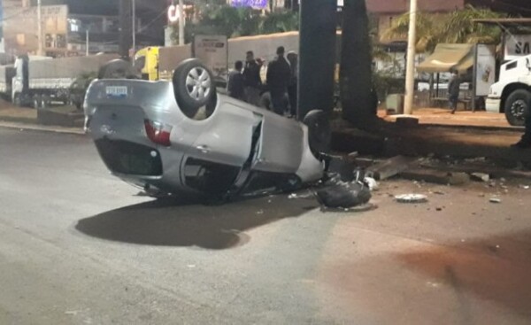 Salieron ilesos tras vuelco de su vehículo