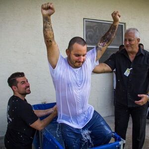 Más de 450 reclusos aceptan a Cristo y se bautizan dentro de la cárcel