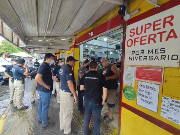 Allanan supermercado e incautan productos presuntamente de contrabando | 1000 Noticias