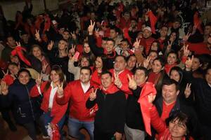 Crónica / Pese al frío, el rollo fue a escucharlo: carapegueños tienen la esperanza puesta en Santi Peña