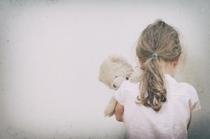 Imputan a padre y madrastra de niña víctima de agresión - trece