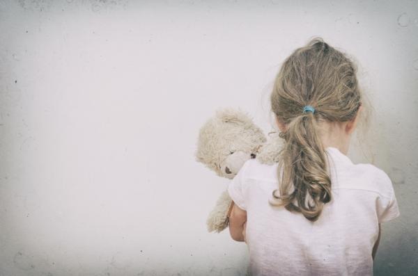 Imputan a padre y madrastra de niña víctima de agresión - trece