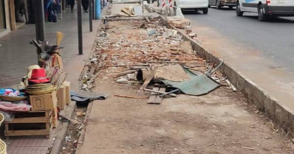La Nación / Avenida Pettirossi quedó despejada tras retiro de contenedores del Mercado 4