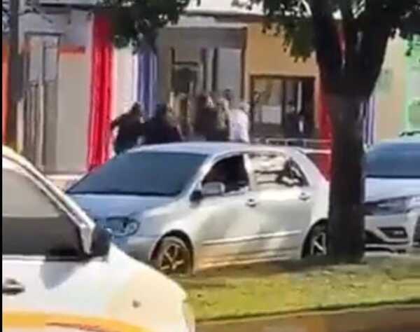 A los puños se reclamaron adelantamiento indebido en Encarnación