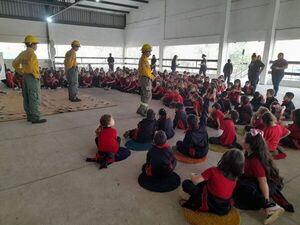 Bomberos concientizan sobre la prevención de incendios en escuelas y colegios - Nacionales - ABC Color