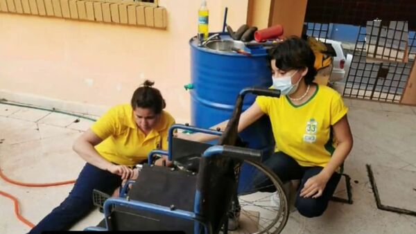 Reparan sillas de ruedas para donarlas