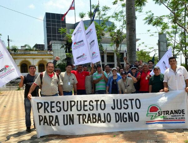 Sindicato de trabajadores de la ANDE reclama actualización de salarios - Nacionales - ABC Color