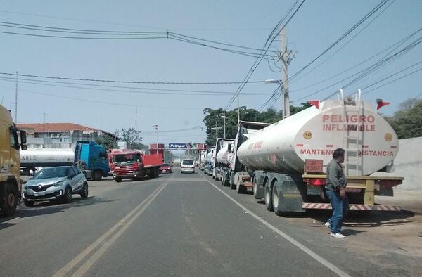 Transportistas se movilizan hasta la reducción de G. 1.500/l de combustibles - Economía - ABC Color