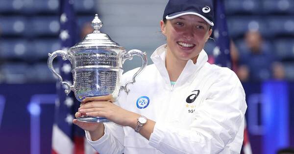La Nación / Swiatek arrasa y alza su primer US Open