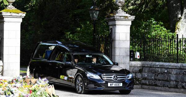 La Nación / Adiós reina Isabel: el féretro abandona el castillo de Balmoral rumbo a Edimburgo