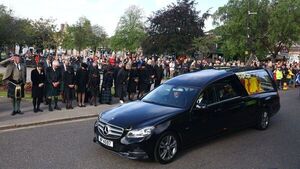El cortejo fúnebre es despedido por miles de personas en su recorrido escocés - El Independiente