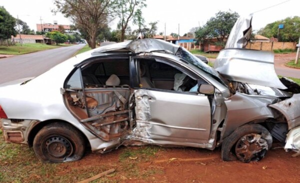 Abandonan automóvil tras violento choque en Hernandarias