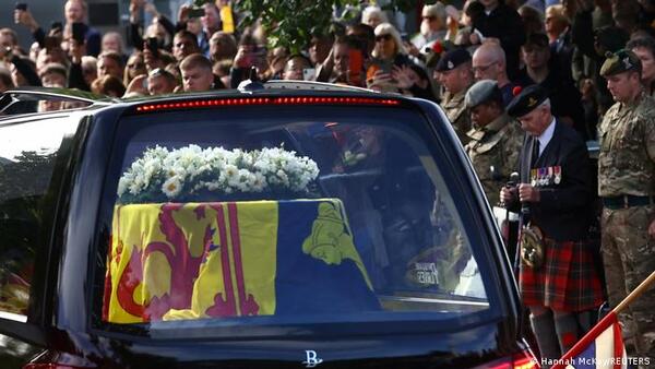 Miles de personas despiden a Isabel II en su recorrido por Escocia