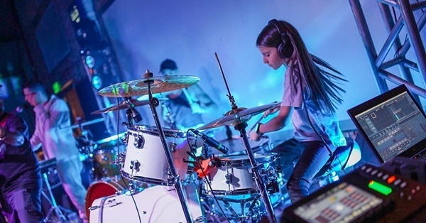 La baterista Emma Sofía compartió escenario  con “La Vela Puerca”
