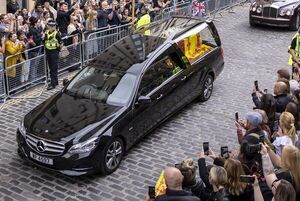 Los escoceses despiden con emoción y serenidad a Isabel en su cortejo fúnebre - Mundo - ABC Color