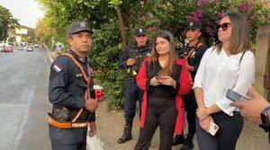 Crónica / [VIDEO] Policías quiere echar de la calle ndaje a una olimpista