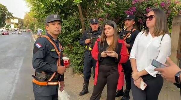Crónica / [VIDEO] Policías quiere echar de la calle ndaje a una olimpista