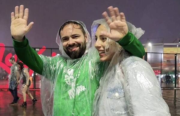 Crónica / Bajo la lluvia, pero felices