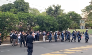 (VIDEO) Olimpistas cierran avenida Mariscal López y los polis tuvieron que retroceder permitiéndoles llegar frente al club