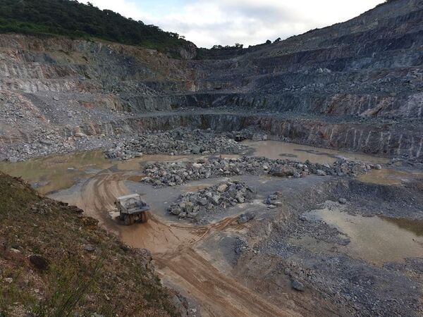 Particulares ocupan predio de INC en Vallemí y hasta extraen piedra de la cementera - Nacionales - ABC Color