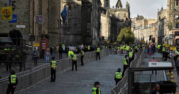 La Nación / Los británicos empiezan a despedir a la reina Isabel II