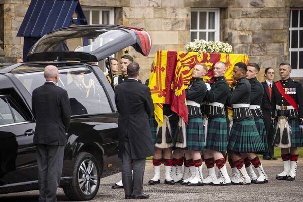 Ataúd de Isabel II partirá mañana al palacio de Buckingham desde Edimburgo - Mundo - ABC Color