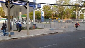 Estación de servicio de Cartes es enrejada y se vuelve tendencia - Noticiero Paraguay